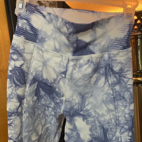 🦋AERIE OFFLINE LEGGINGS One of a kind blue and white tie-dye size extra small - Picture 5 of 10